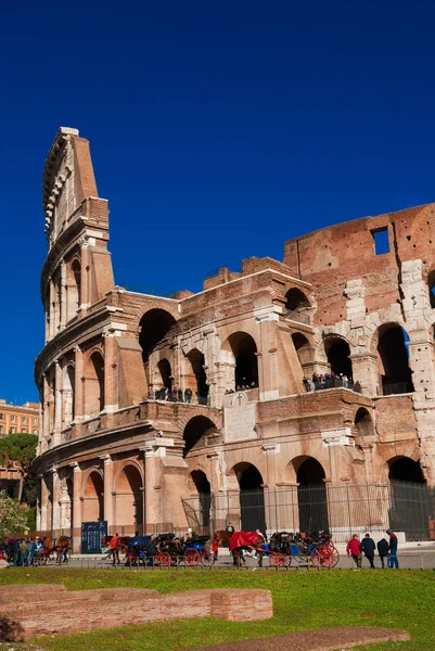 Besöker Colosseum i Rom — Stockfoto