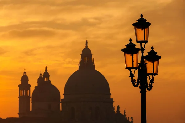 Eski kubbe ile gün batımında Venedik lambalar — Stok fotoğraf