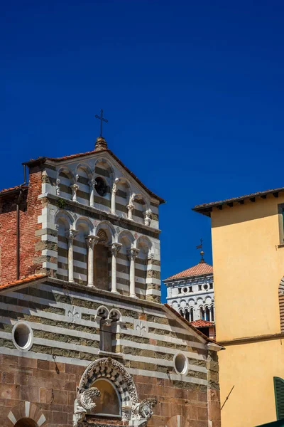 Centro histórico de Lucca con iglesias —  Fotos de Stock