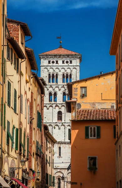 Luccas historiska centrum med St. Michael bell tower — Stockfoto