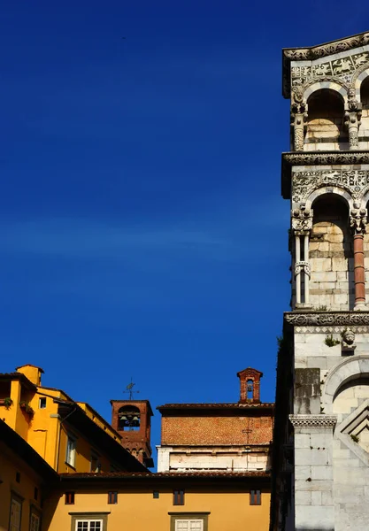 Staré Středověké Věže Kostela Historickém Centru Města Lucca Toskánsko Kopií — Stock fotografie