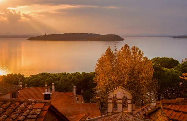 Passignano Konsolosu Trasimeno 'nun üzerinde gün batımı — Stok fotoğraf