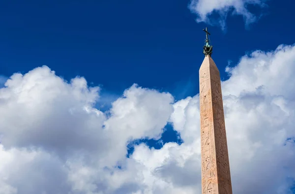 Египетский обелиск в Риме с облаками — стоковое фото