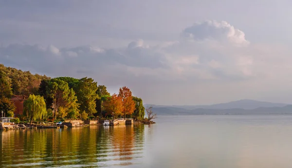 Trasimeno Gölü sonbahar manzaralı Isola Maggiore — Stok fotoğraf