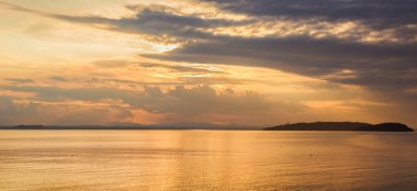 Gün batımında Umbria 'da Trasimeno Gölü