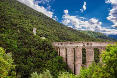 Ponte delle torri Spoleto içinde