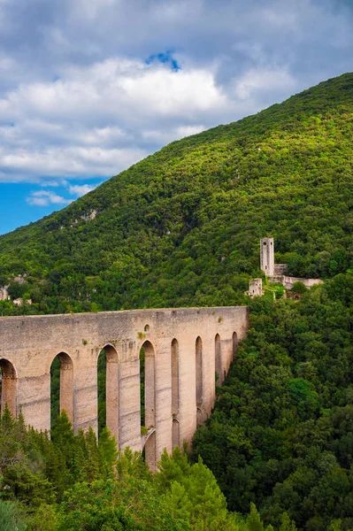 Ponte delle torri Spoleto içinde