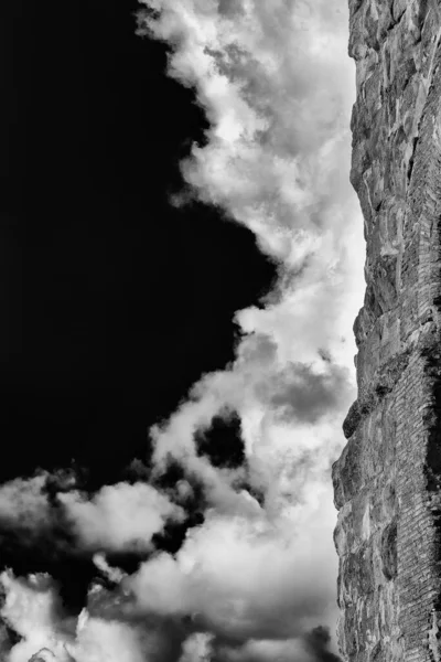 Antike römische Mauer mit Wolken (s / w) — Stockfoto