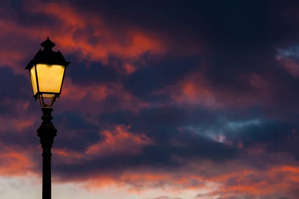 Staromodne Lampy Uliczne Przed Pięknym Zachodem Słońca Niebo Kolorowe Chmury — Zdjęcie stockowe