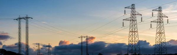 Energiekabels Transmissietorens Elektriciteitsmasten Met Zonsondergang — Stockfoto