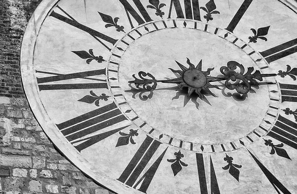 고대와 시간이 흘러서흑 이뒤섞였지 시계탑에서 인력거 번호가 — 스톡 사진