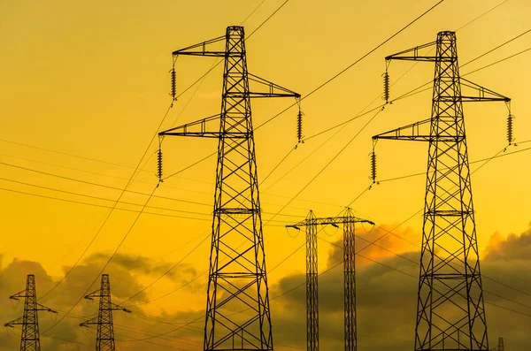 Energie Transmissie Torens Elektriciteit Masten Met Gouden Hemel Wolken — Stockfoto