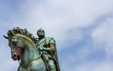 Tuscany Büyük Dükü I. Cosimo de Medici, 1594 yılında Floransa 'daki Signoria Meydanı' nda dikilen Rönesans heykeli.)