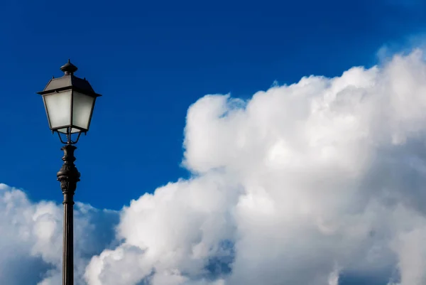 Gammaldags Gatlykta Mot Vacker Blå Himmel Och Vita Moln Med — Stockfoto