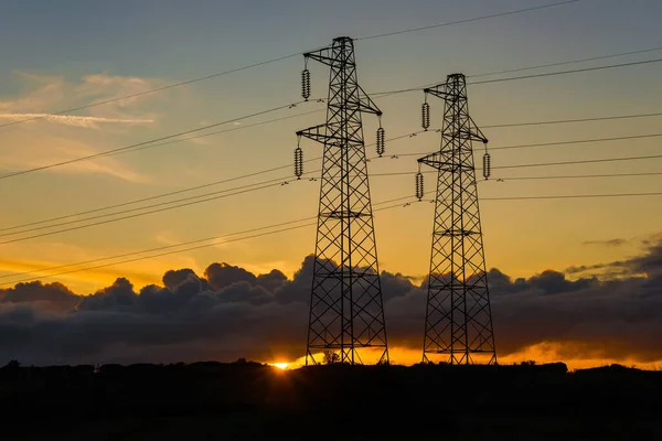 Elektriciteitsindustrie Hernieuwbare Energie Transmissietorens Elektriciteitsmasten Met Zonne Energie Erachter — Stockfoto