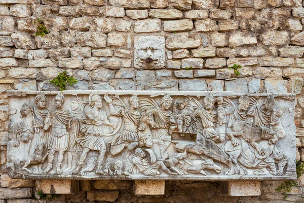 Spoleto Italien September 2019 Alter Brunnen Mit Antiken Römischen Reliefs — Stockfoto