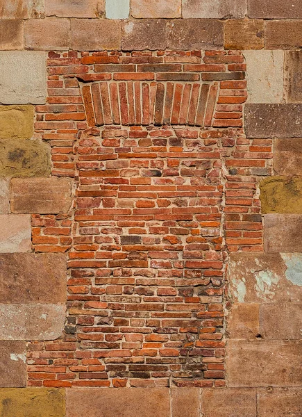 Geschlossenes Fenster Alter Mittelalterlicher Verbundmauer Mit Roten Ziegeln Als Hintergrund — Stockfoto