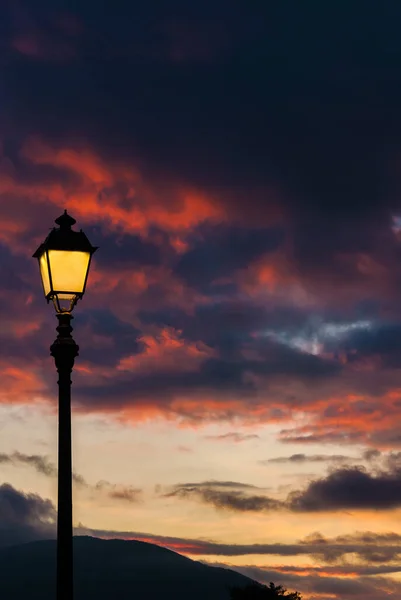 Παλιομοδίτικη Λάμπα Δρόμου Κατά Ηλιοβασίλεμα Σύννεφα Ουρανό Αντίγραφο Χώρου — Φωτογραφία Αρχείου