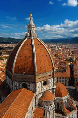 Floransa 'daki Santa Maria del Fiore' un (Çiçekli Aziz Mary) 15. yüzyılda İtalyan mimar Brunelleschi tarafından inşa edilen muhteşem kubbesi, dünyadaki Rönesans 'ın bir sembolü.