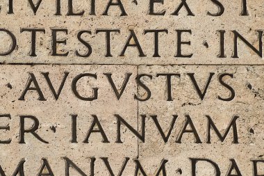 Latince eski bir dil. Ünlü Res Gestae (MS 1. yüzyıl) yazıtının ortasında Augustus sözcüğü vardır.