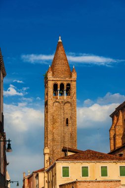 Venedik 'teki ortaçağ Saint Barnabas Kilisesi' nin (14. yüzyıl) tipik bir çam kozalağı.) 