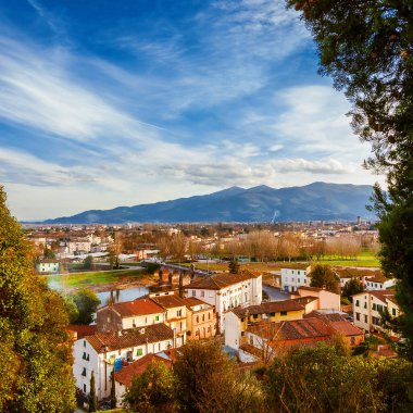 Lucca 'nın ünlü ortaçağ kuleleri ve Monte San Quirico panoramik terasından Serchio nehri manzarası