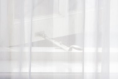 Açık pencere perde arkasında