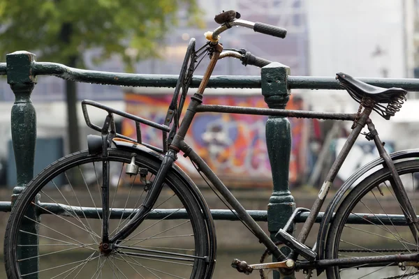 Bicicleta ligada a trilhos de ponte em Amsterdã — Fotografia de Stock