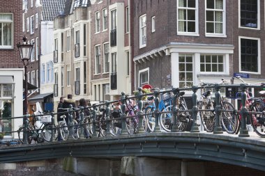 Amsterdam'da bir köprüye bağlı bisikletler