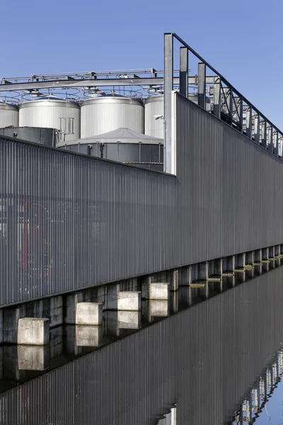 Industriële veiligheid hek en opslag tanks — Stockfoto