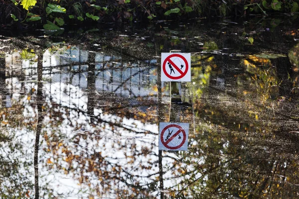 Aucun panneau de pêche dans l'étang — Photo