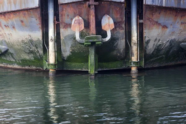 Arc d'un navire industriel avec ancre — Photo