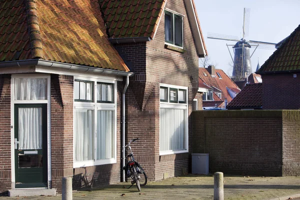 Tradiční holandské domy a větrný mlýn — Stock fotografie