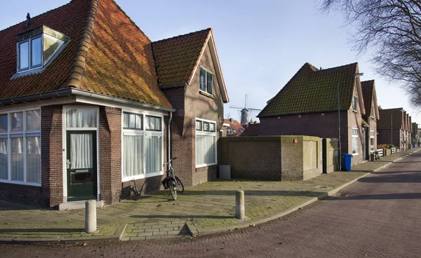 Casas tradicionales holandesas y un molino de viento — Foto de Stock