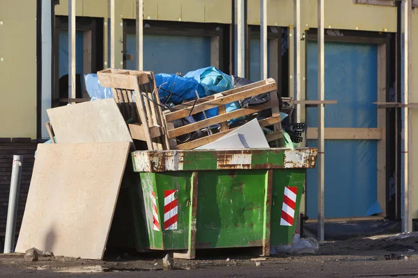 Πλήρως φορτωμένο skip σε ένα εργοτάξιο — Φωτογραφία Αρχείου