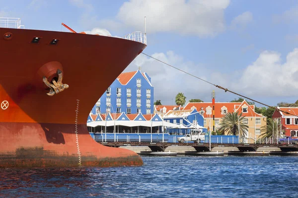 Arco di una nave che entra a Willemstad — Foto Stock