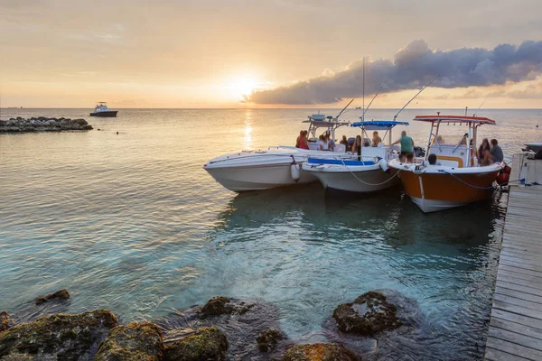 Coucher de soleil sur la baie Jan Thiel à Curaçao — Photo
