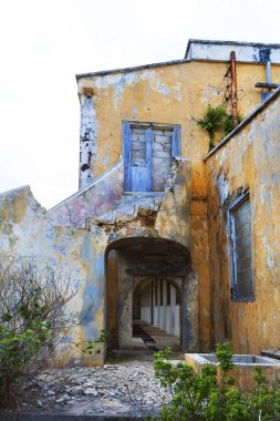 Terk edilmiş karantina Curacao üzerinde bina
