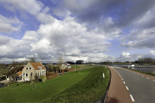 Grobla wzdłuż rzeki Lek w Holandii — Zdjęcie stockowe