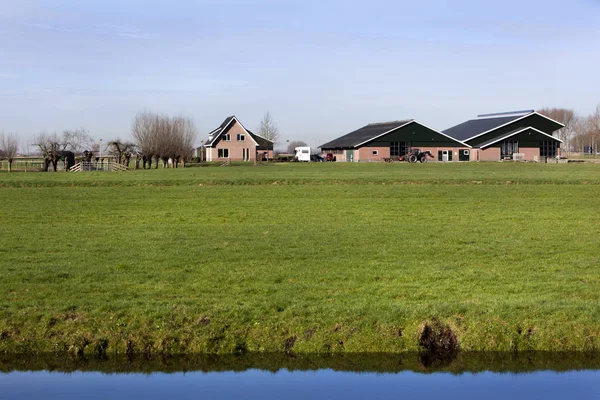 Campo con casa de ladrillo y granja —  Fotos de Stock