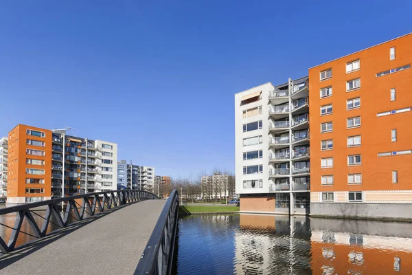 Appartement gebouwen en water — Stockfoto