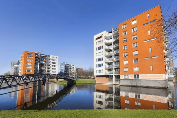 Appartement gebouwen en water — Stockfoto