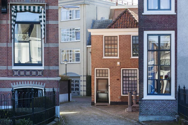Улица с различными домами в Gorinchem — стоковое фото