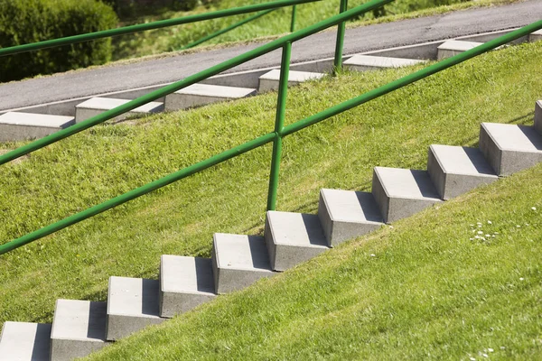 Escaleras de hormigón en un dique de hierba — Foto de Stock