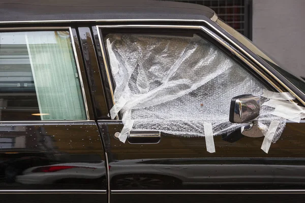 Vitre de voiture cassée recouverte de plastique — Photo