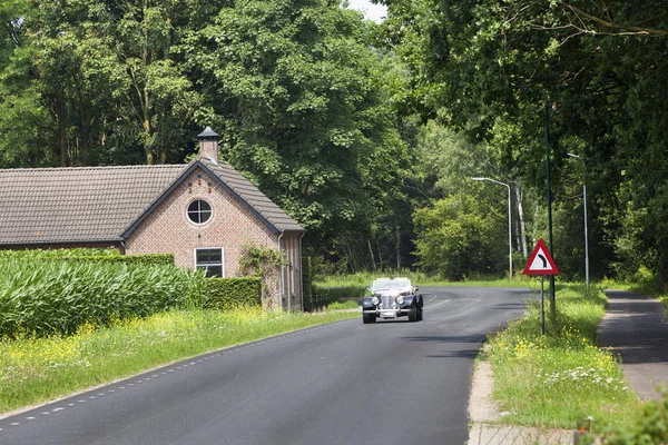 Auto d'epoca su una strada di campagna nei Paesi Bassi — Foto Stock