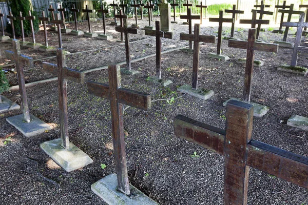 Cruces de madera en un cementerio — Foto de Stock