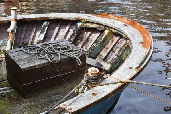 Coffre en bois sur un vieux navire rouillé — Photo