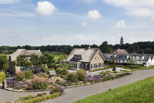 Deich und Häuser in den Niederlanden — Stockfoto