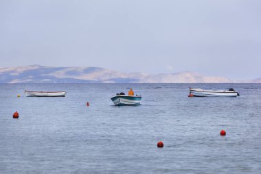 Küçük teknelerle bir liman Girit